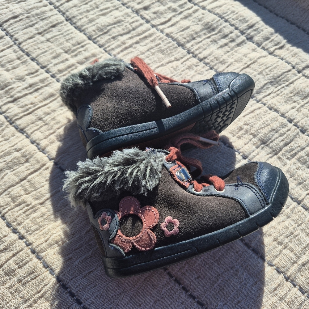 Clarks Suede Boots With Flower Applique Size 4.5 Toddler